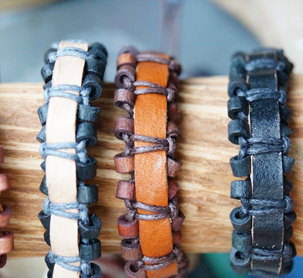 Echtes Öko Lederarmband 1,5 cm breit Natur Braun Schwarz Holzkugel Leder Armband – Bild 3
