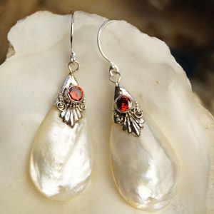 Ohrhänger Perlmutt Schimmer Tropfen Silber Granat Rot Verspielt Vintage Ohrringe